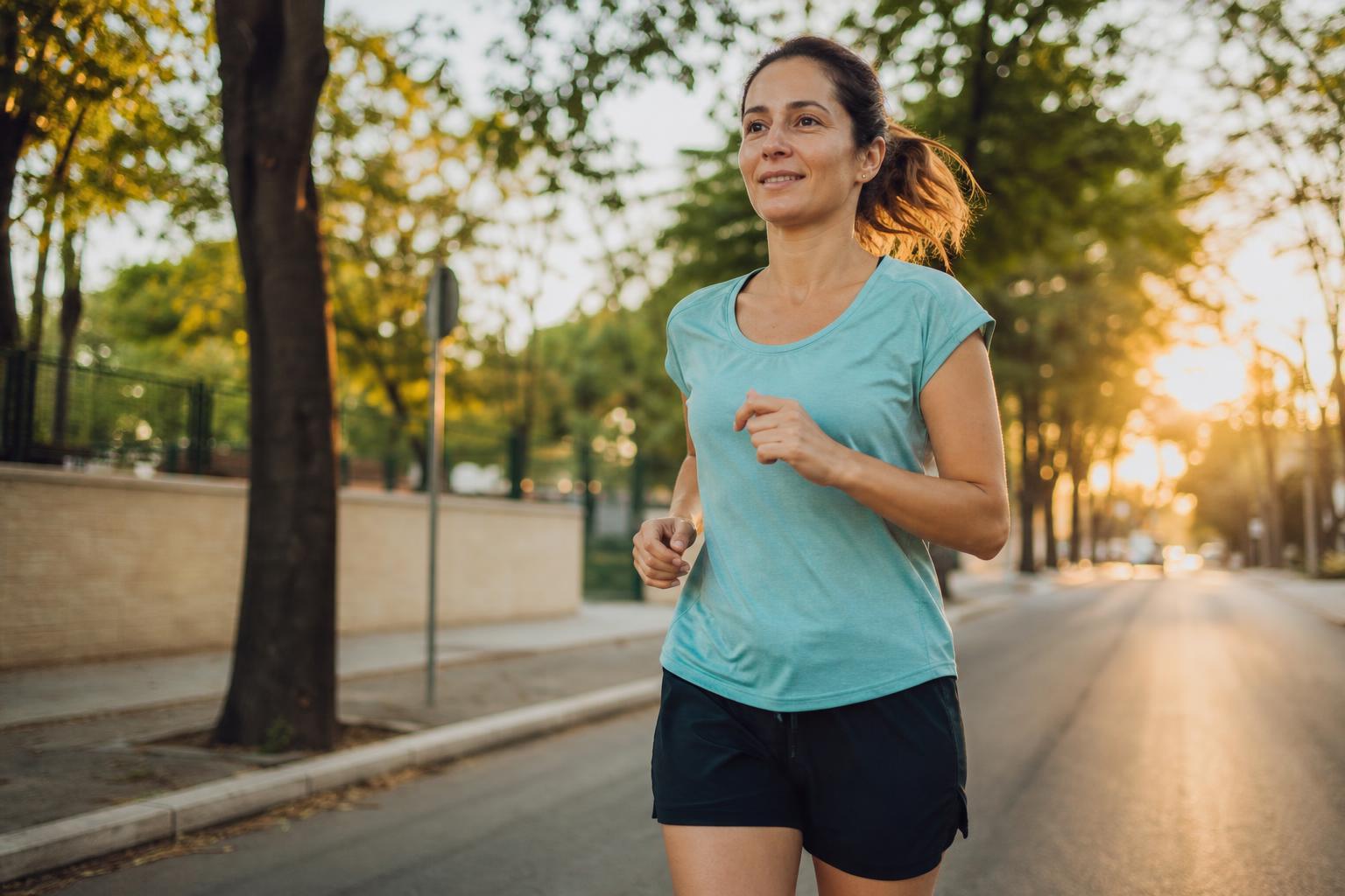 Atleta correndo em prova de rua ao amanhecer